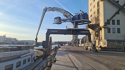 Rhenus investiert in die Zukunft: Neuer Umschlagsbagger am Stuttgarter Hafen